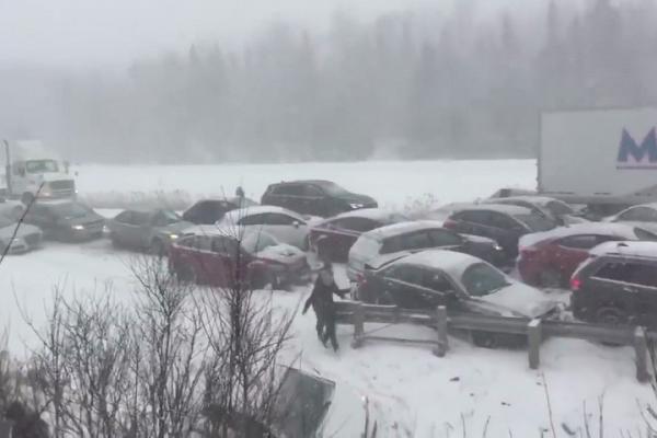 В Квебеке из-за снега произошло более 100 ДТП: видео